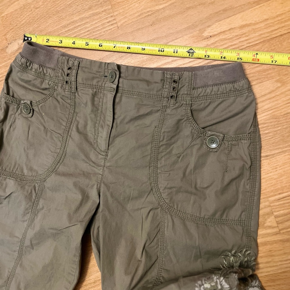 Ladies Size 0 Chico's Khaki Crop Cargo Pants with Floral Embroidery GUC - Picture 4 of 6